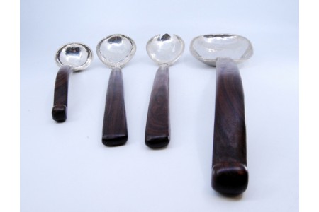 Conjunto de quatro colheres de sobremesa em prata martelada e cabos em madeira.